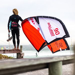 Rider mirando mar con barra y kite